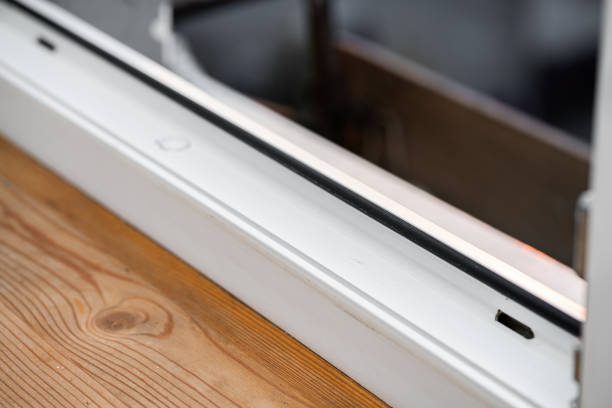 The master changes rubber seal gasket in pvc windows.