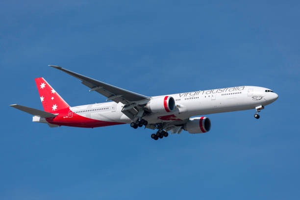 boeing 777-3zg/er vh-vpe di virgin australia airlines in avvicinamento all'aeroporto internazionale di melbourne. - vh 3 foto e immagini stock