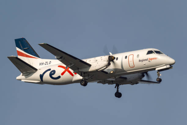 regional express (rex) airlines saab 340b vh-zlo in avvicinamento all'aeroporto internazionale di melbourne. - saab casa automobilistica foto e immagini stock