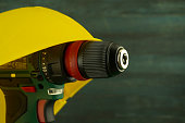 akku-bohrer-unter-gelbem-hardhat.jpg?b=1&s=170x170&k=20&c=P7ADIknrNyANa247cvjMtvMbyMahtrqZLzdWzWAjZSc=