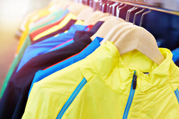 ropa deportiva en la tienda - shirt hanger hanging blue fotografías e imágenes de stock