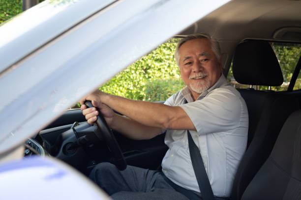 asiatische senior männer fahren ein auto und lächeln glücklich mit frohen positiven ausdruck während der fahrt zu reisen, menschen genießen lachenden transport und entspannt glücklich reifen mann auf roadtrip konzept - wayfaring stock-fotos und bilder