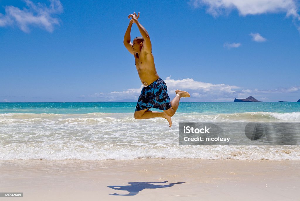 Homem saltar na praia - Royalty-free 20-29 Anos Foto de stock