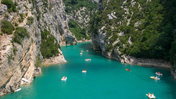 The Gorges du Verdon are located in the Verdon Regional Natural Park and mark a natural border between the French departments of Var and Alpes-de-Haute-Provence. They form a canyon 250 to 700 meters deep. The Gorges du Verdon have the reputation of being the most beautiful canyon in Europe and are very popular with tourists in the summer.