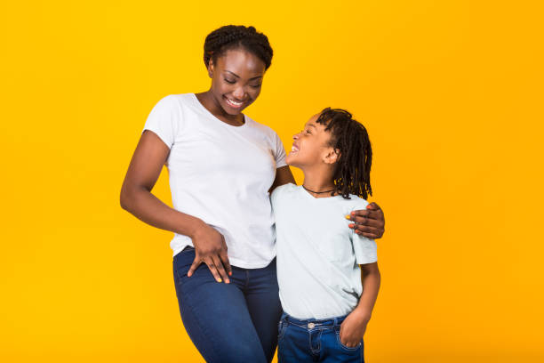 madre nera in posa con il suo bambino felice - t shirt child white portrait foto e immagini stock