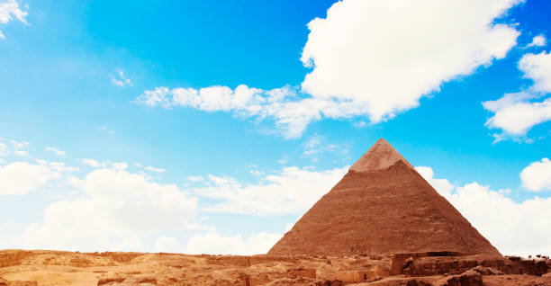 pirámide sobre el cielo azul - giza pyramids egypt north africa africa fotografías e imágenes de stock