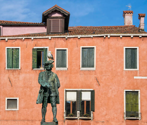 statue von carlo goldoni, venedig, italien - carlo goldoni stock-fotos und bilder