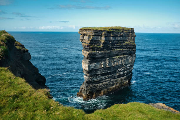 pile de dun fracture d’sea - county mayo ireland photos et images de collection