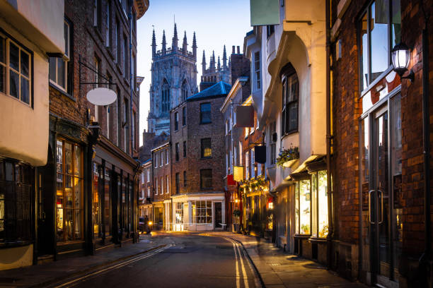 イギリス、夕暮れ時のヨーク旧市街の眺め - england cathedral church architecture ストックフォトと画像