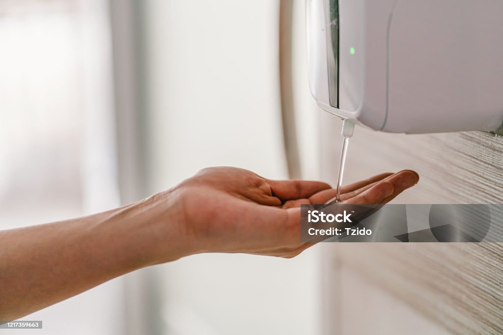 Closeup asiatische Frau Hand mit Waschen Hand desanitizer Gel Spender automatische Maschine - Lizenzfrei Handdesinfektionsmittel Stock-Foto Closeup asiatische Frau Hand mit Waschen Hand desanitizer Gel Spender automatische Maschine - Lizenzfrei Handdesinfektionsmittel Stock-Foto