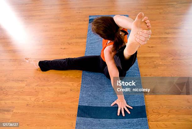 Foto de A Ioga e mais fotos de stock de Academia de ginástica - Academia de ginástica, Adulto, Aula de Ioga