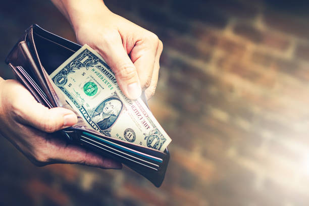 Hand holding dollars money from wallet antecedentes de mano dar dólar dinero en efectivo fondo donar apoyo de caridad debido a coronavirus brote caso de crisis financiar la economía de crisis personas ciudadano perder trabajo en bancarrota necesita efectivo para comprar la factura de pago de