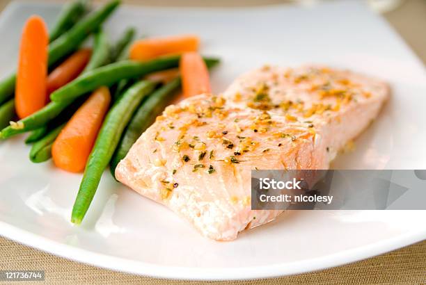 Salmão E Veggies - Fotografias de stock e mais imagens de Filete de salmão - Filete de salmão, Alimentação Saudável, Almoço