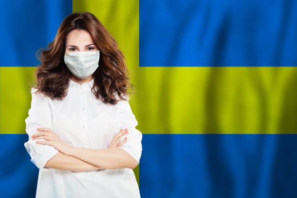 glad svensk läkare eller sjuksköterska i medicinsk säkerhetsmask på sverige flagga bakgrund - sjuksköterska sverige bildbanksfoton och bilder