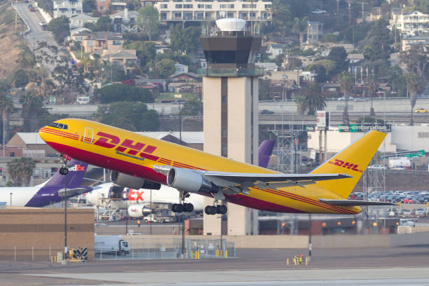 dhl boeing 767 cargo aircraft  departing san diego international airport. - dhl airplane freight transportation boeing imagens e fotografias de stock