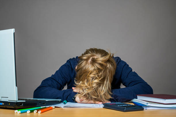 gefrustreerde tiener die thuiswerk doet - alleen één tienerjongen stockfoto's en -beelden