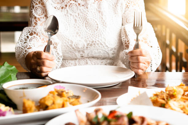 heureux succès vieilles femmes vieillissantes face à la crise de la quarantaine plaque vide régime alimentaire anorexie problème de santé ennuyeux. les femmes âgées assises sur la table seules arrêtent de manger la perte de poids, l’alimentation, - 2545 photos et images de collection