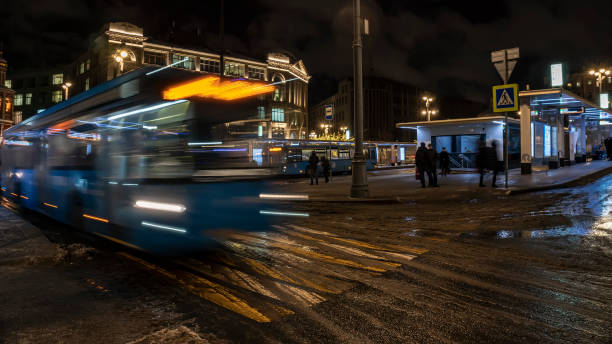 tráfico de autobuses en la terminal de autobuses de la ciudad - pullman car fotografías e imágenes de stock