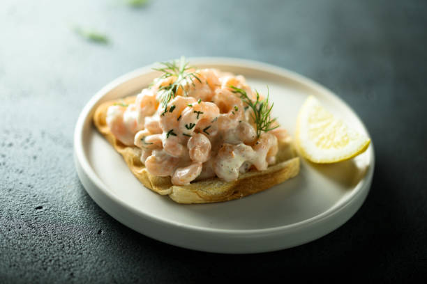 ensalada de camarones en tostadas - salad shrimp prawn prepared shrimp fotografías e imágenes de stock