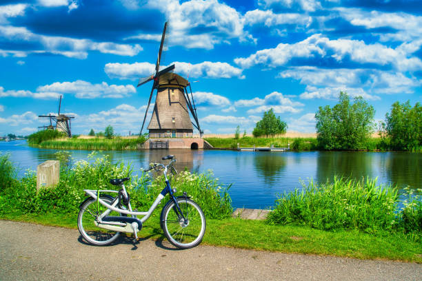 bicicletas con molino de viento - windmill architecture traditional culture mill fotografías e imágenes de stock