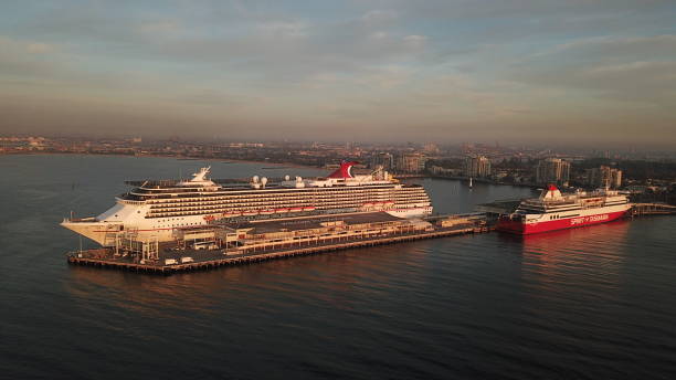 statek na morzu - melbourne commercial dock harbor australia zdjęcia i obrazy z banku zdjęć