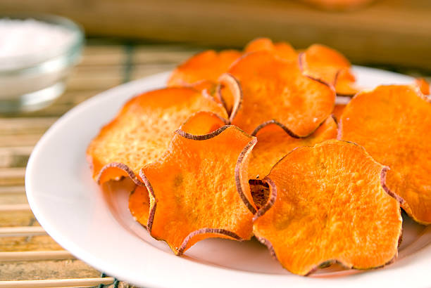 Chips de batata-doce caseiros - foto de acervo