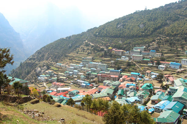 paysage urbain de la ville de bazar de namche dans les montagnes himalayennes au népal - namche bazaar photos et images de collection