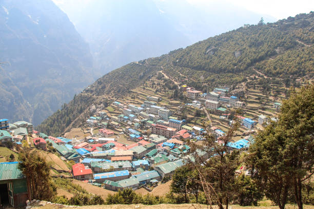 paysage urbain de la ville de bazar de namche dans les montagnes himalayennes au népal - namche bazaar photos et images de collection