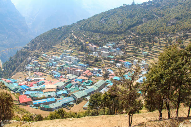 paysage urbain de la ville de bazar de namche dans les montagnes himalayennes au népal - namche bazaar photos et images de collection