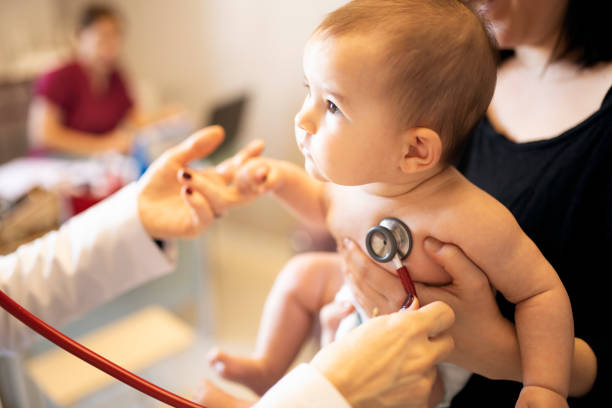 Un Bebé Y Su Médico Foto de stock y más banco de imágenes de Bebé - Bebé, Niño, Pediatra - iStock