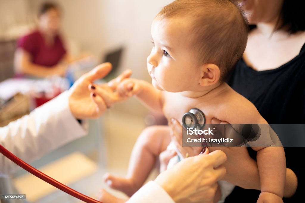 Um Bebê e seu médico - Foto de stock de Bebê royalty-free