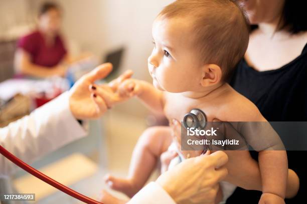 Foto de Um Bebê E Seu Médico e mais fotos de stock de Bebê - Bebê, Criança, Pediatra