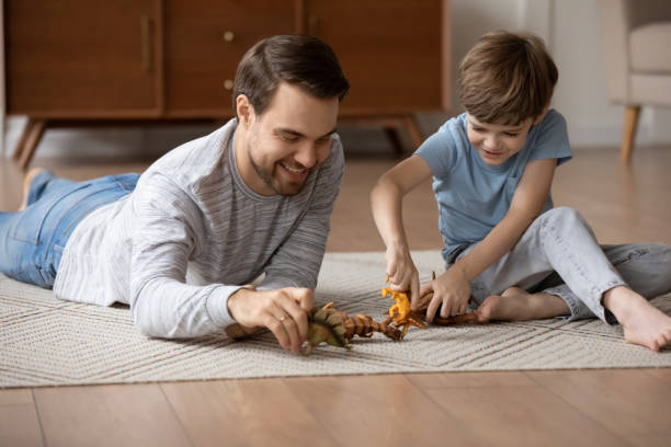 愛する父親は小さな息子と遊んで楽しんでいます - uncle ストックフォトと画像