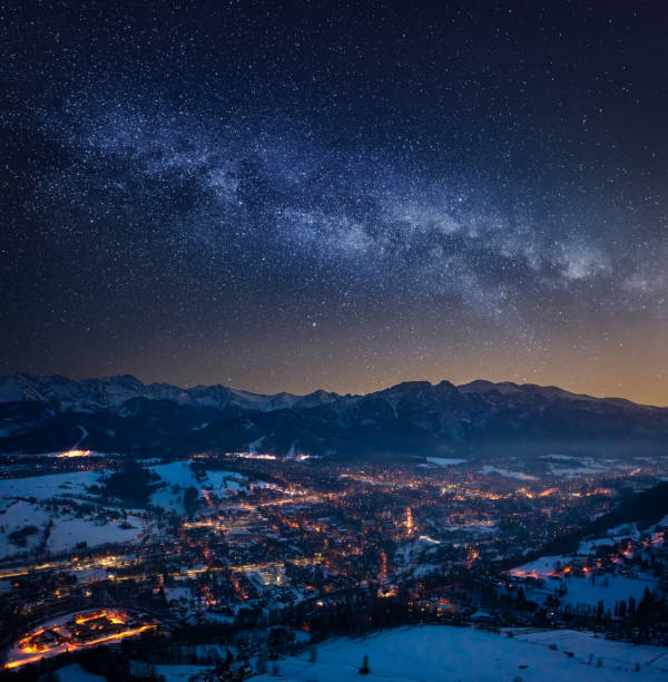 beleuchtete zakopane im winter in der nacht und milchstraße - poland mountain tatra mountains giewont stock-fotos und bilder