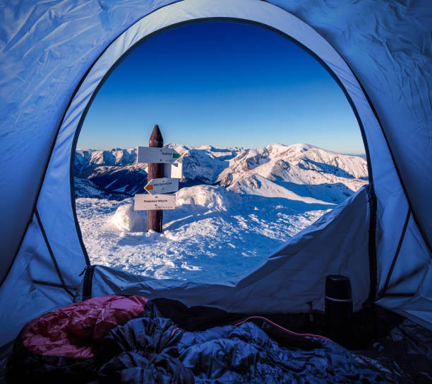 冬の山カスプロウィ・ウィエルチの頂上にあるテント - 6729 ストックフォトと画像