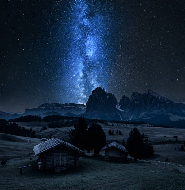 via láctea sobre cabanas de madeira em alpe di siusi, dolomitas - 7292 - fotografias e filmes do acervo