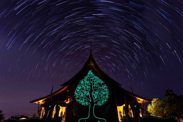 night view of wat sirindhorn wararam phu prao, glow in the dark temple under the long exposure star trail rotation, ubon ratchathani, tajlandia - luminant zdjęcia i obrazy z banku zdjęć