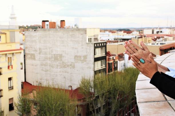 klatschende hände von der terrasse in madrid, spanien - copy space people panoramic neighbor stock-fotos und bilder