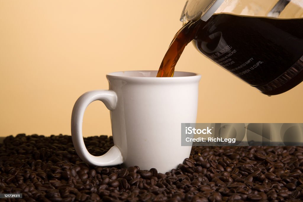 Tasse Kaffee Eingießen in ein - Lizenzfrei Alkoholfreies Getränk Stock-Foto