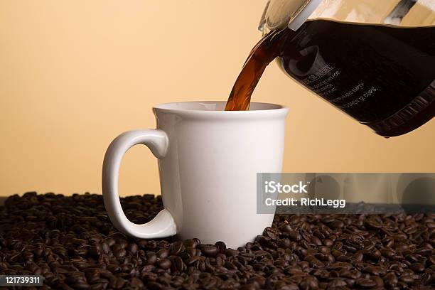 Wylewanie Do Szklanki Kawy - zdjęcia stockowe i więcej obrazów Bez ludzi - Bez ludzi, Beżowy, Brązowy