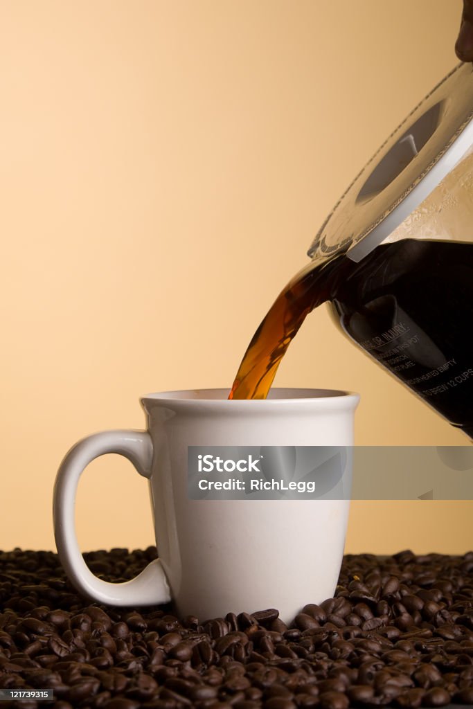Verter en una taza de café - Foto de stock de Alimento libre de derechos