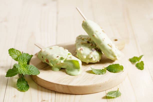 cappotto di ghiaccioli di menta verde con cioccolato bianco e mandorla - yoghurt coated foto e immagini stock
