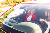 zwei-gl%C3%BCckliche-m%C3%A4dchen-im-auto-durch-windschutzscheibe-sichtbar.jpg?b=1&s=170x170&k=20&c=q8H82G6_q3QTHHXi1YQv7d8-zaSHAQfltKI1OnMW4CY=