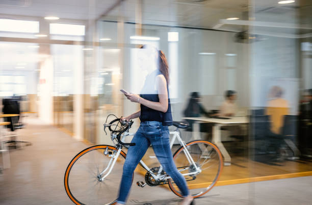 businesswoman arriving to work with bicycle - office time lapse imagens e fotografias de stock