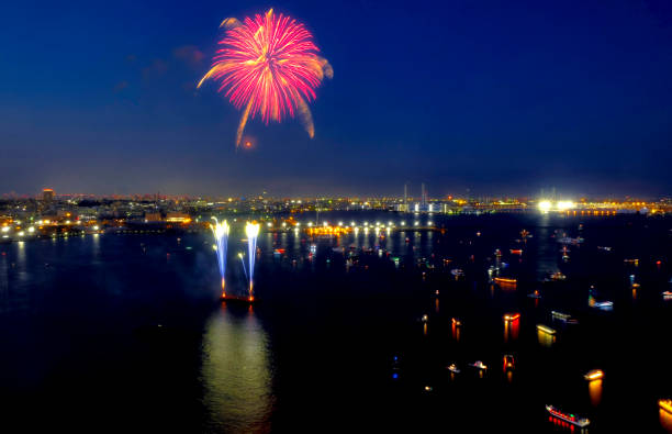 vista notturna con fuochi d'artificio di yokohama - landmark tower tokyo prefecture japan asia foto e immagini stock