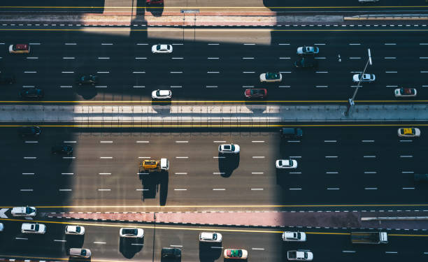 vista aérea superior del tráfico de la ciudad en una carretera - traffic jam traffic pollution car fotografías e imágenes de stock