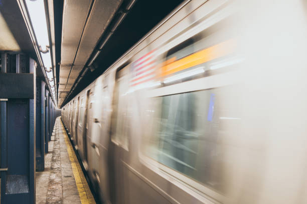 vista de desfoque de movimento do trem do metrô de nyc - train blurred motion nobody subway train - fotografias e filmes do acervo