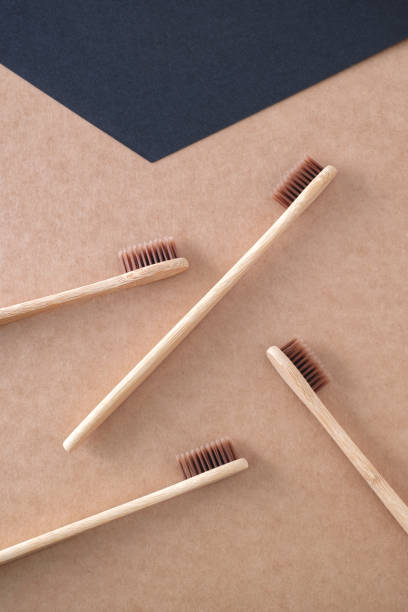 spazzolini da denti in bambù su sfondo di carta kraft. - dental hygiene elegance black toothbrush foto e immagini stock