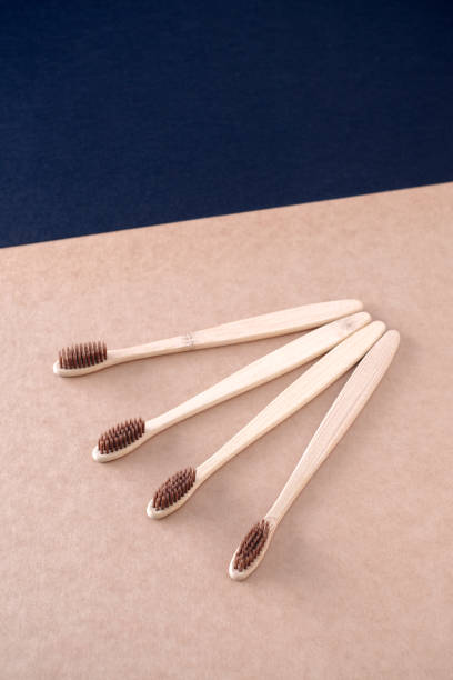 escovas de dentes de bambu no fundo de papel kraft. - dental hygiene elegance black toothbrush - fotografias e filmes do acervo