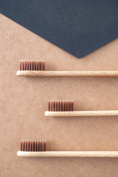 escovas de dentes de bambu no fundo de papel kraft. - dental hygiene elegance black toothbrush - fotografias e filmes do acervo